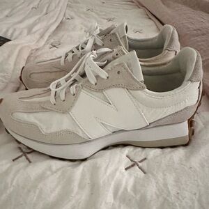 Never worn New Balance 327